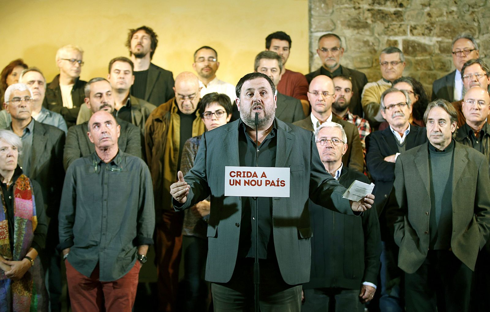 El presidente de ERC, Oriol Junqueras, acompañado de cantantes, actores, escritores, profesores, sindicalistas, empresarios.