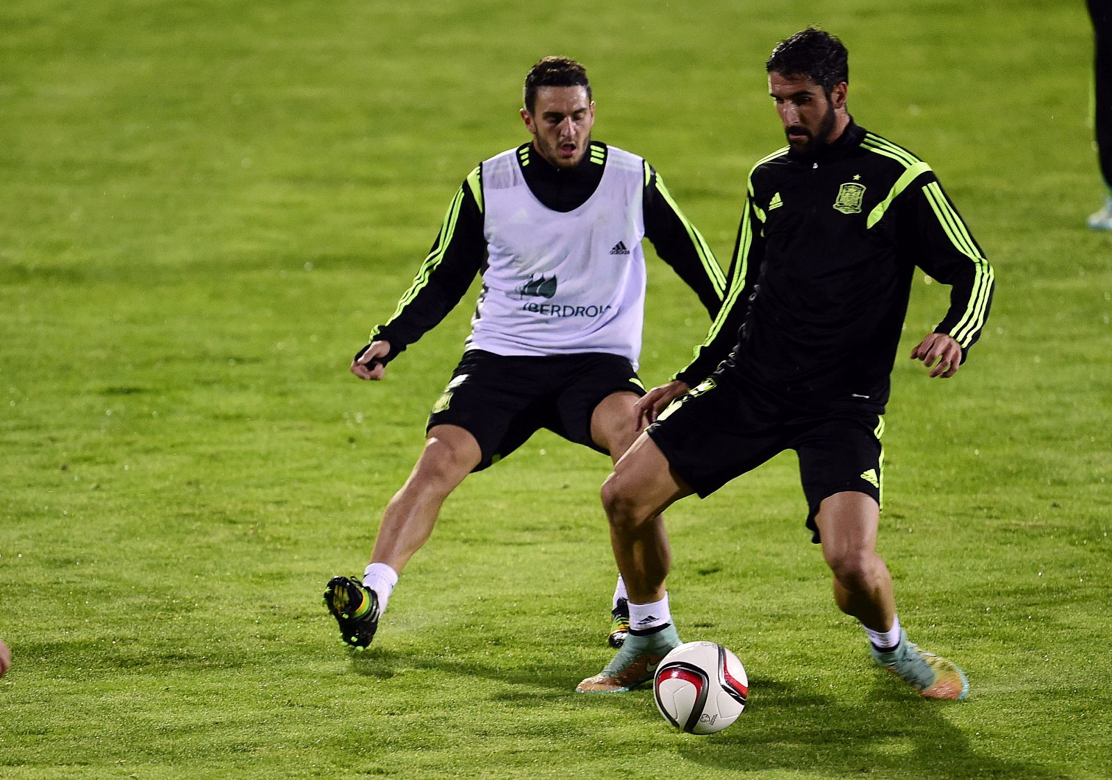 Koke, juntoa Raúl García, en un entrenamiento de la selección en Las Rozas.