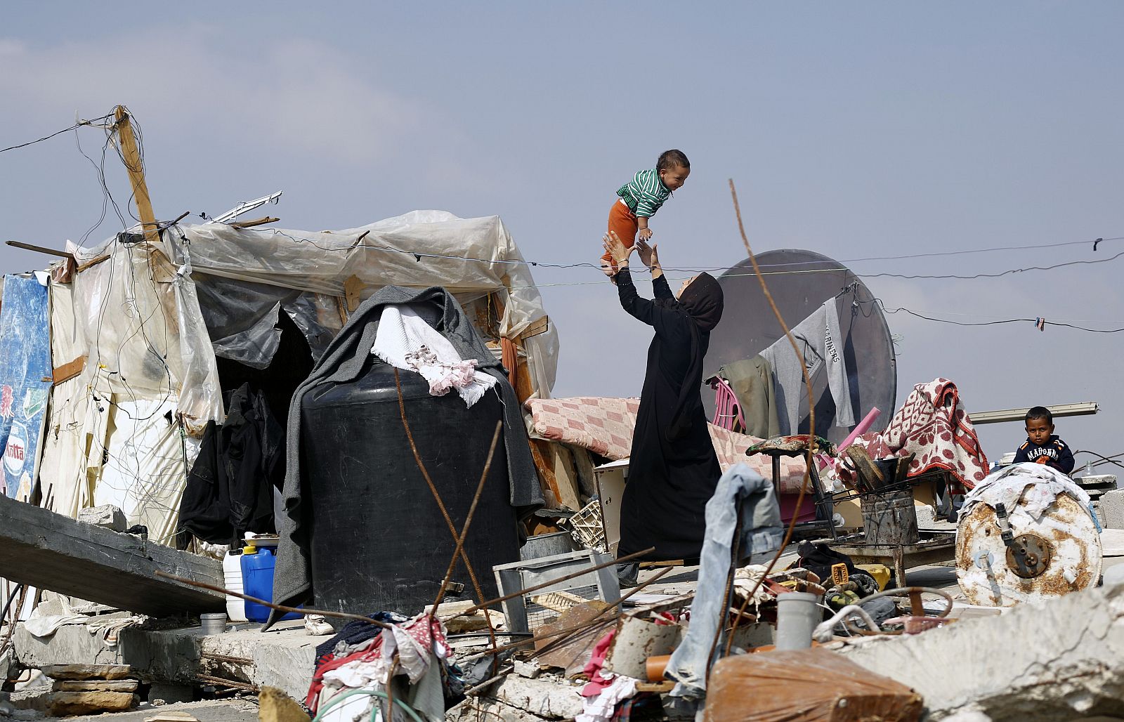 Una mujer palestina con su hijo, en Jan Yunis, entre los escombros de su casa destruida en los bombardeos israeiíes sobre Gaza