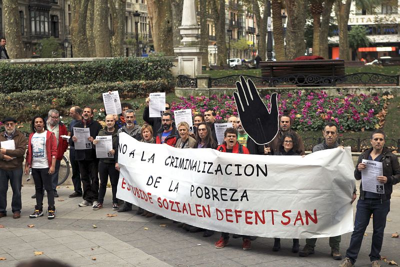 Miembros de SOS Racismo reciben con gritos al alcalde de Vitoria