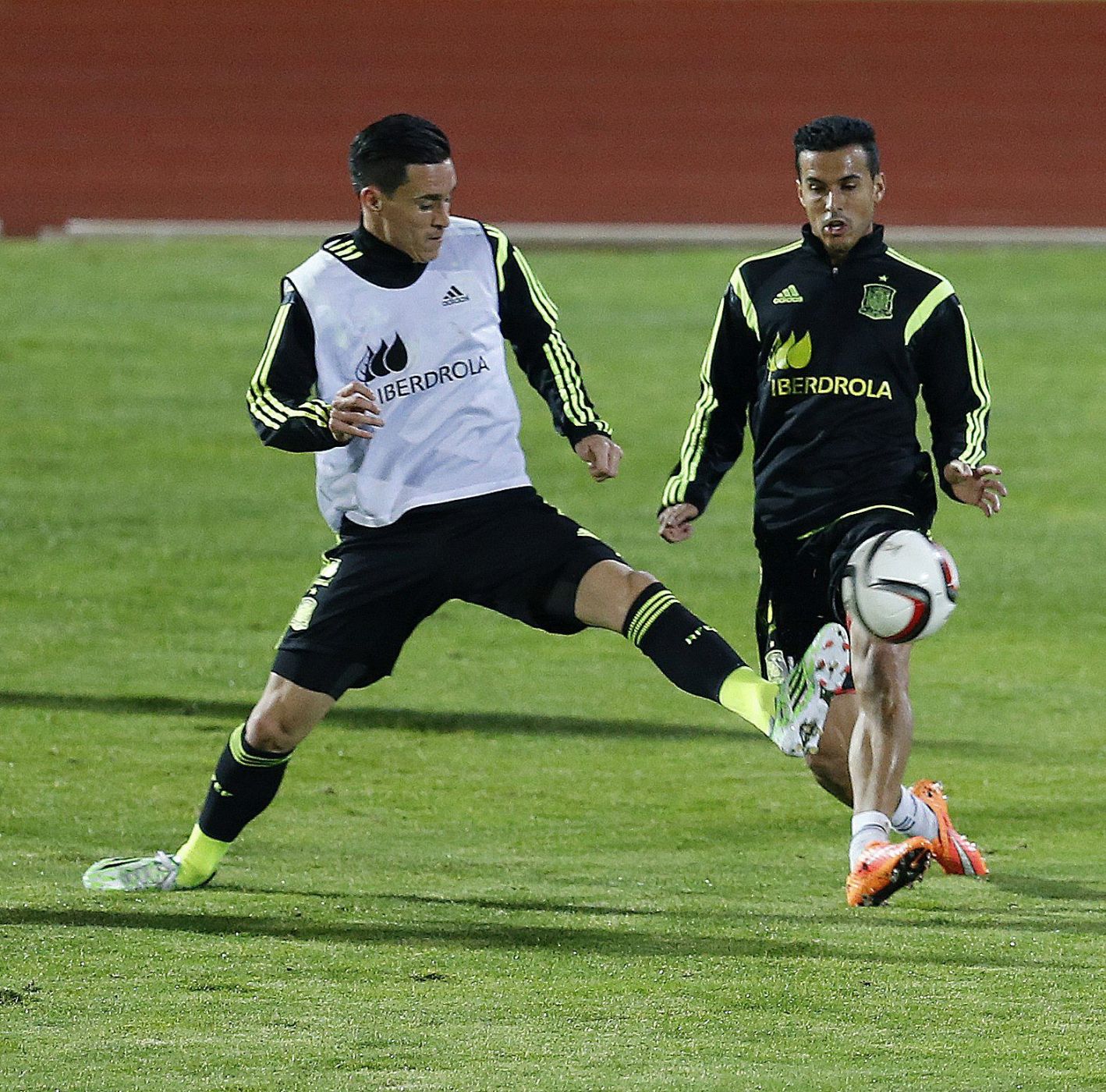 Los delanteros de la selección española José María Callejón y Pedro Rodríguez durante un entrenamiento de la selección.