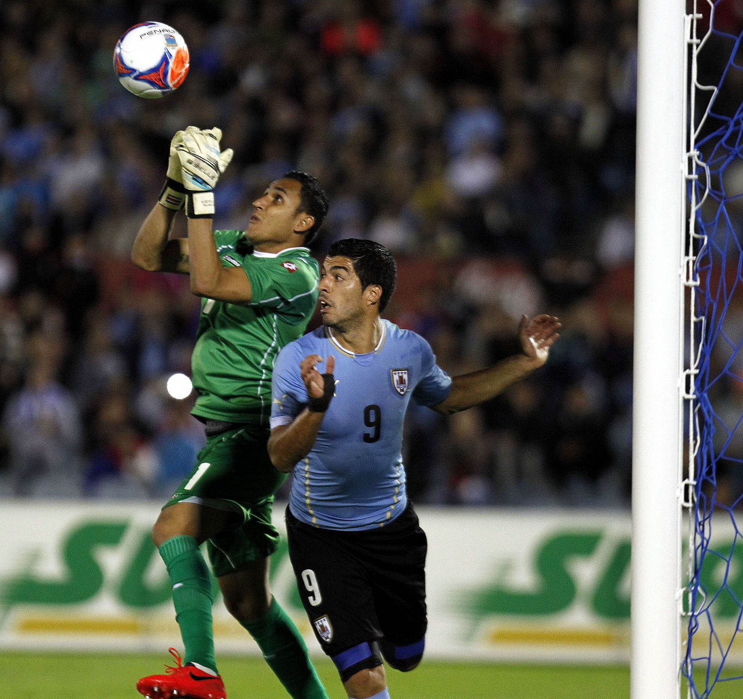 Luis Suárez (d) de Uruguay disputa el balón con Keylor Navas (i) de Costa Rica.