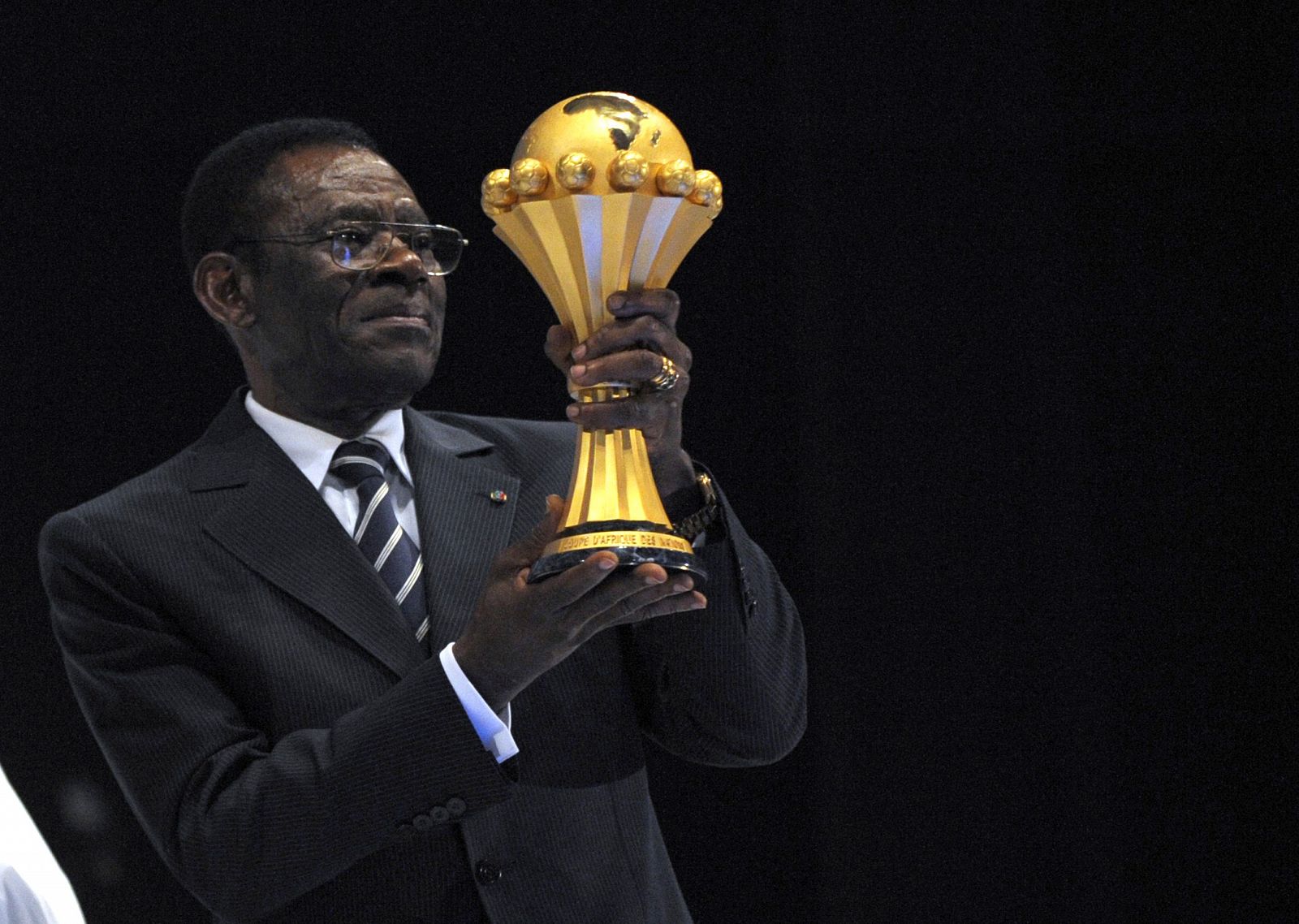 Obiang, presidente de Guinea Ecuatorial, en una imagen de arhivo con la Copa África.