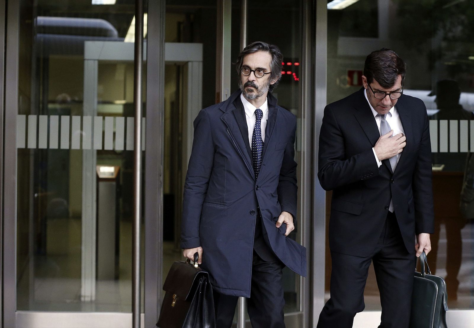 Cristobal Martell (i), abogado de la familia Pujol, a su salida de la Audiencia Nacional