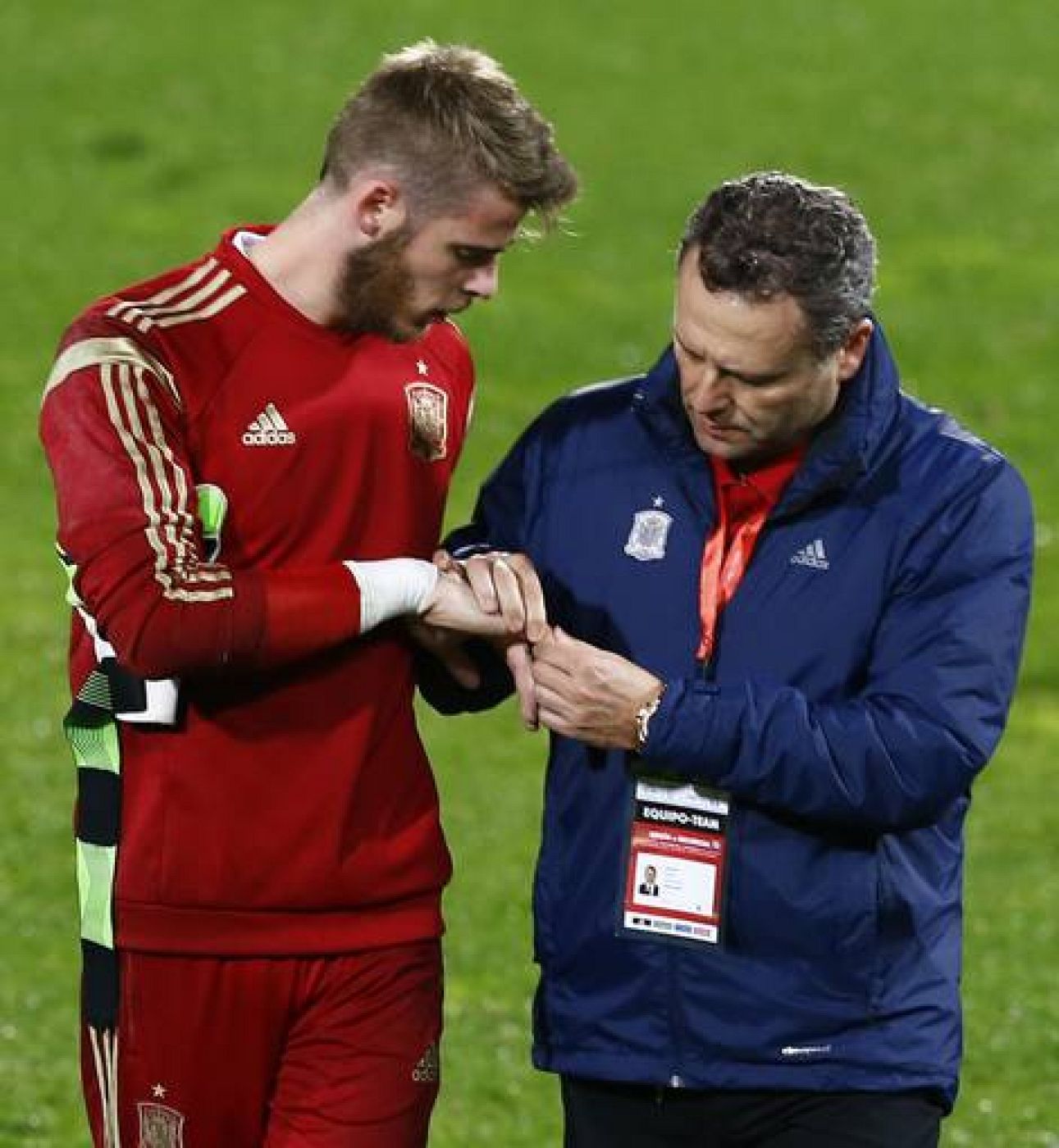 De Gea es atendido tras su luxación en el dedo.