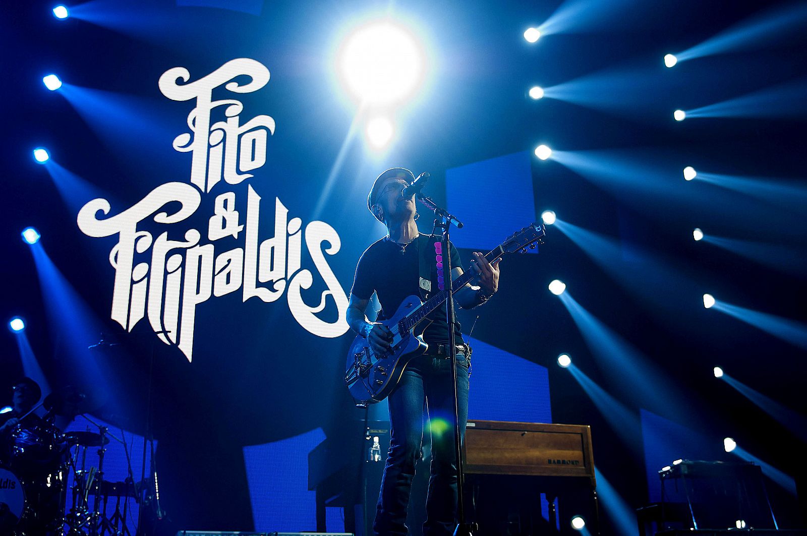 El cantante y compositor Fito Cabrales, durante su actuación esta noche en el concierto ofrecido hoy en Santander, junto a su banda, Fito & Fitipaldis.