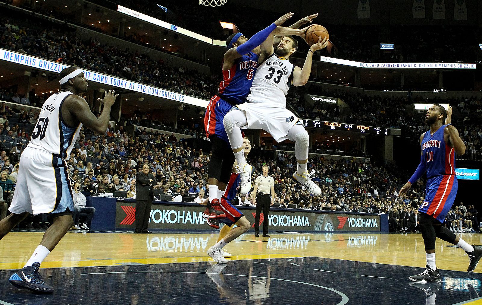 Marc Gasol (2d) de los Memphis Grizzlies recibe una falta de Josh Smith (2i) de los Detroit Pistons.