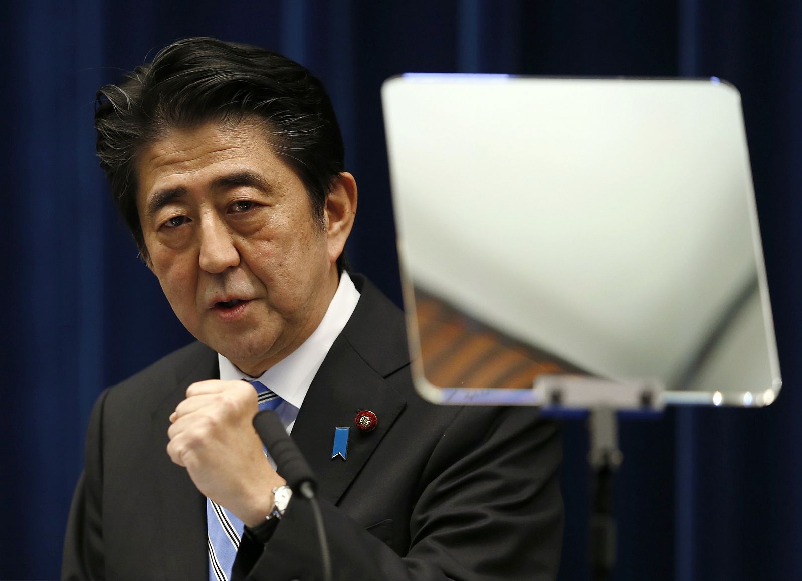 El primer ministro japonés, Shinzo Abe, anuncia la convocatoria de elecciones anticipadas en una rueda de prensa en Tokio.