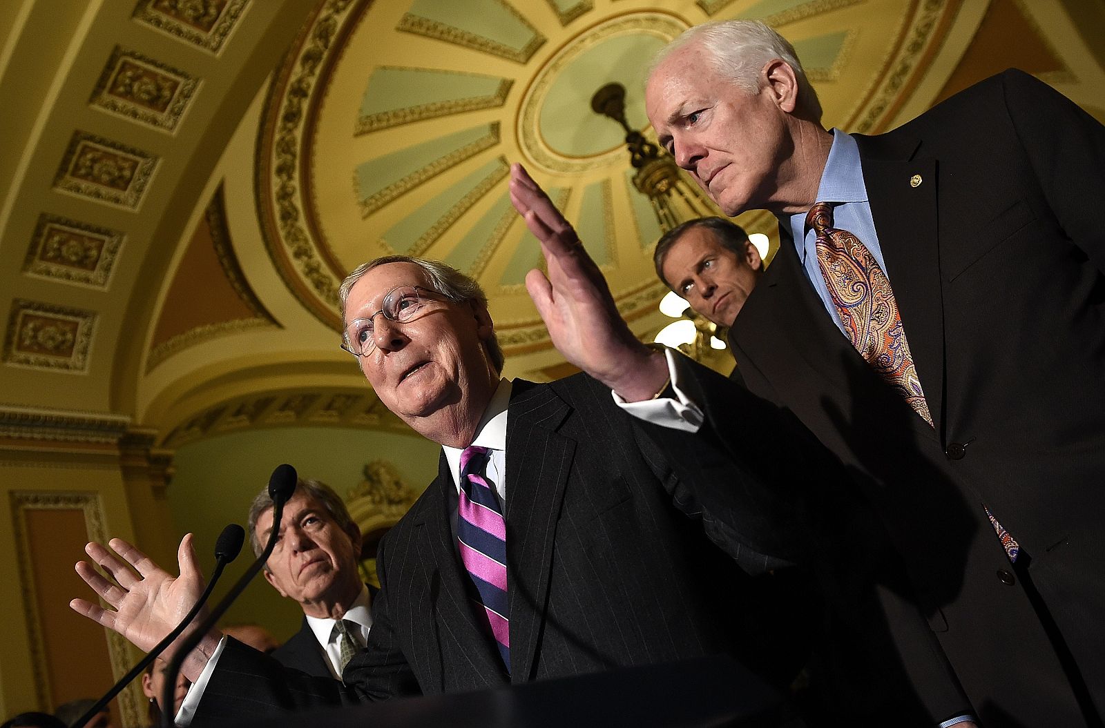 El líder del Partido Republicano en el Senado Mitch McConnell en una reunión con miembros de su partido.