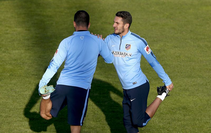 El centrocampista turco del Atlético de Madrid, Arda Turan, y el centrocampista Koke Resurreción.