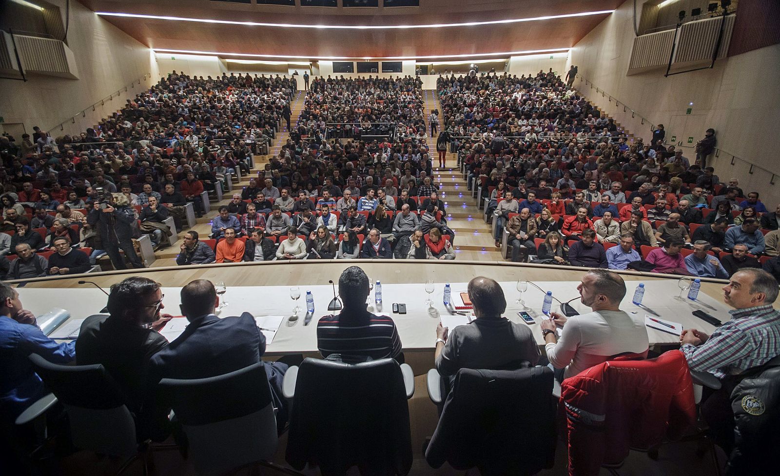 Asamblea del director general de Campofrío España, Ignacio González, con miembros del comité de empresa y trabajadores de la planta de Burgos