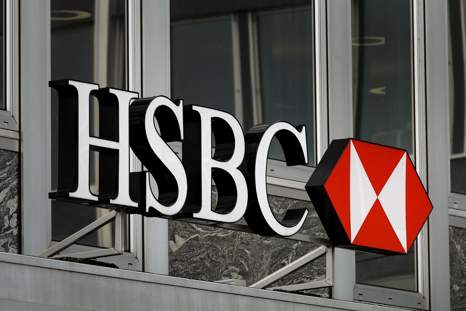 Logo en la sede de la filial suiza del HSBC en Ginebra