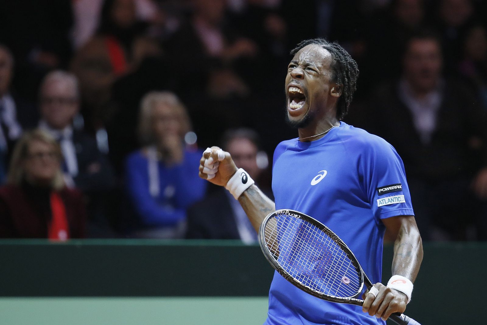 Gael Monfils celebra un punto ante Roger Federer