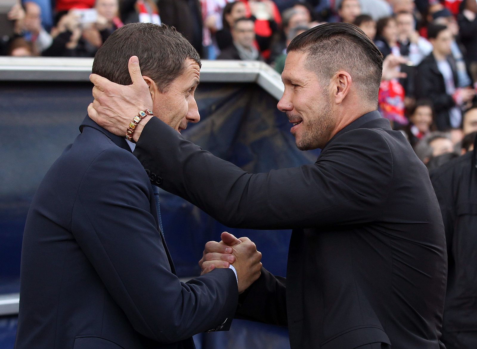 El entrenador del Atlético de Madrid Diego Simeone (d) saluda al técnico del Malaga, Javi Gracia