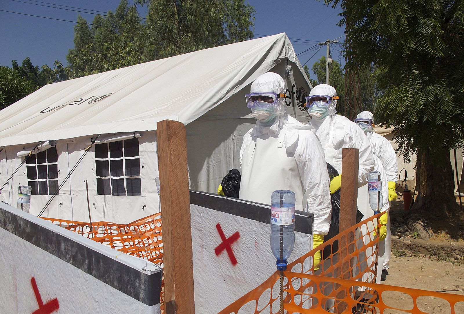 Fotografía de archivo que muestra a trabajadores santarios malienses en un centro de aislamiento para enfermos del virus del ébola en Banako (Mali)