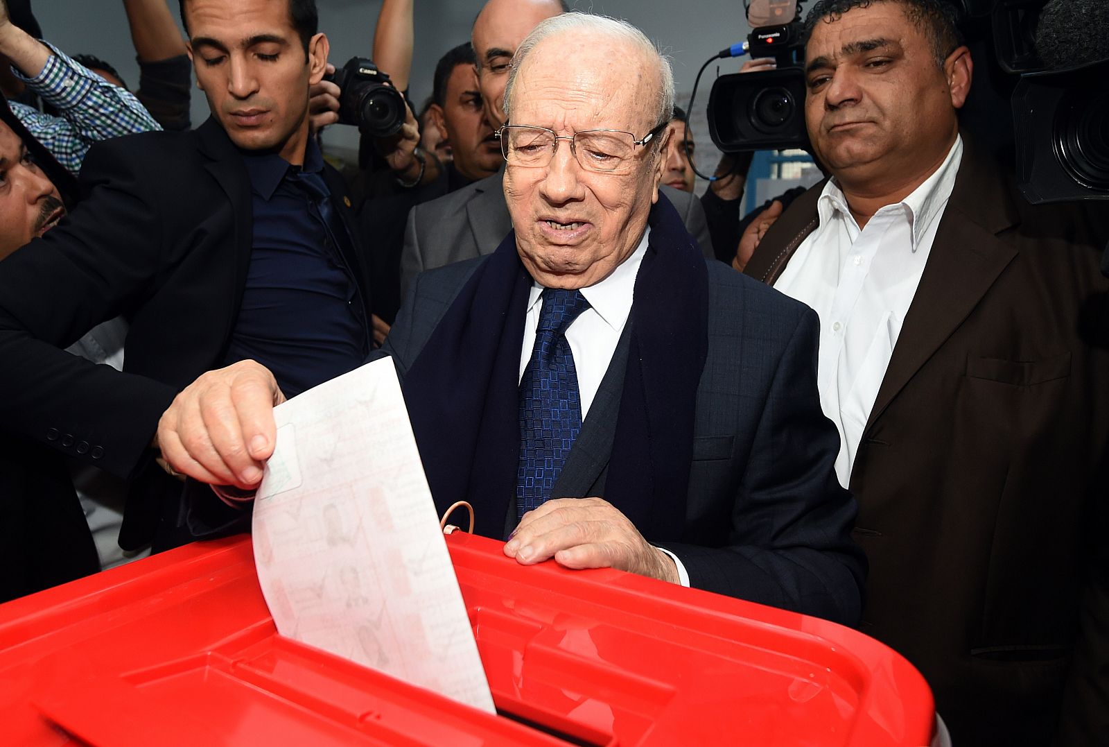 El candidato de Nidá Tunis, Beji Caid Essebsi, vota en las presidenciales de Túnez