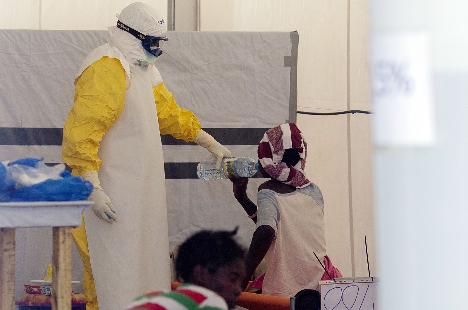 Un enfermero con traje protector atiende a enfermos de ébola en Guinea