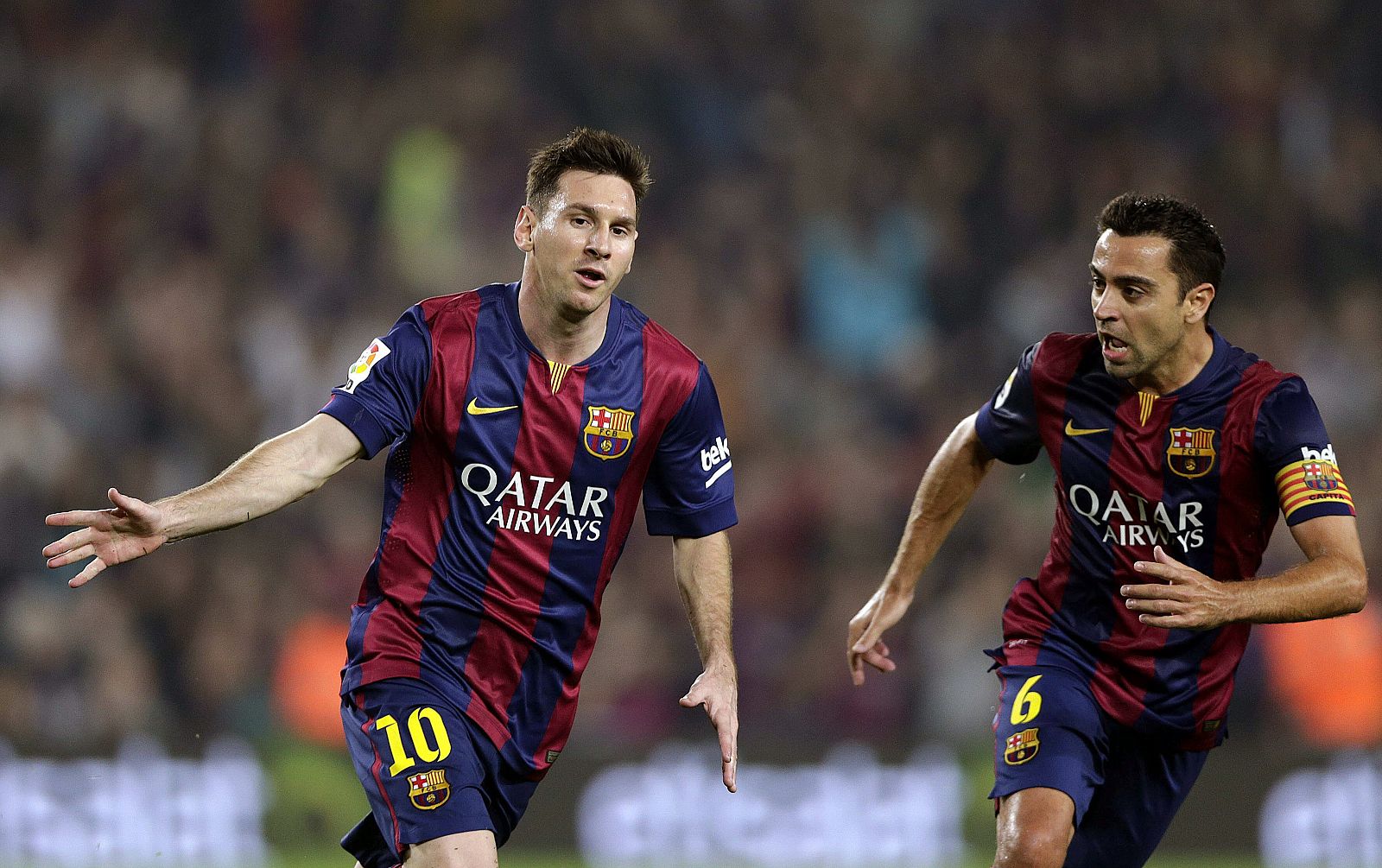 El delantero argentino del FC Barcelona Lionel Andrés Messi celebra su gol, primero del equipo, junto a su compañero Xavi Hernández.