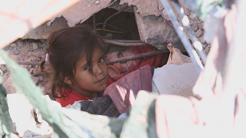'Atrapados en Gaza' es un relato de vidas que se van y de otras que llegan, de viajes a la salvación y viajes a la muerte, de destrucción y reconstrucción