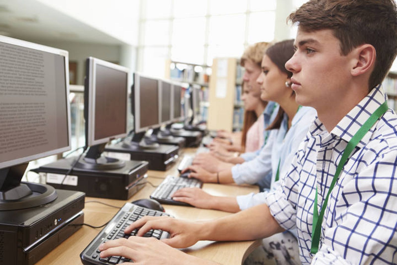  Estudiantes trabajando en los ordenadores de una biblioteca.