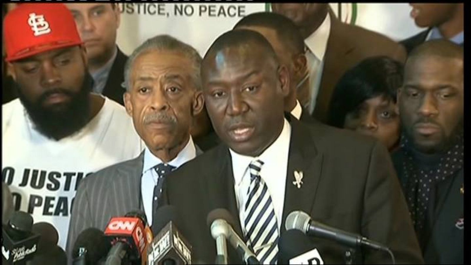 El abogado de la familia de Michael Brown, Benjamin Crump, durante una rueda de prensa en la localidad de Ferguson
