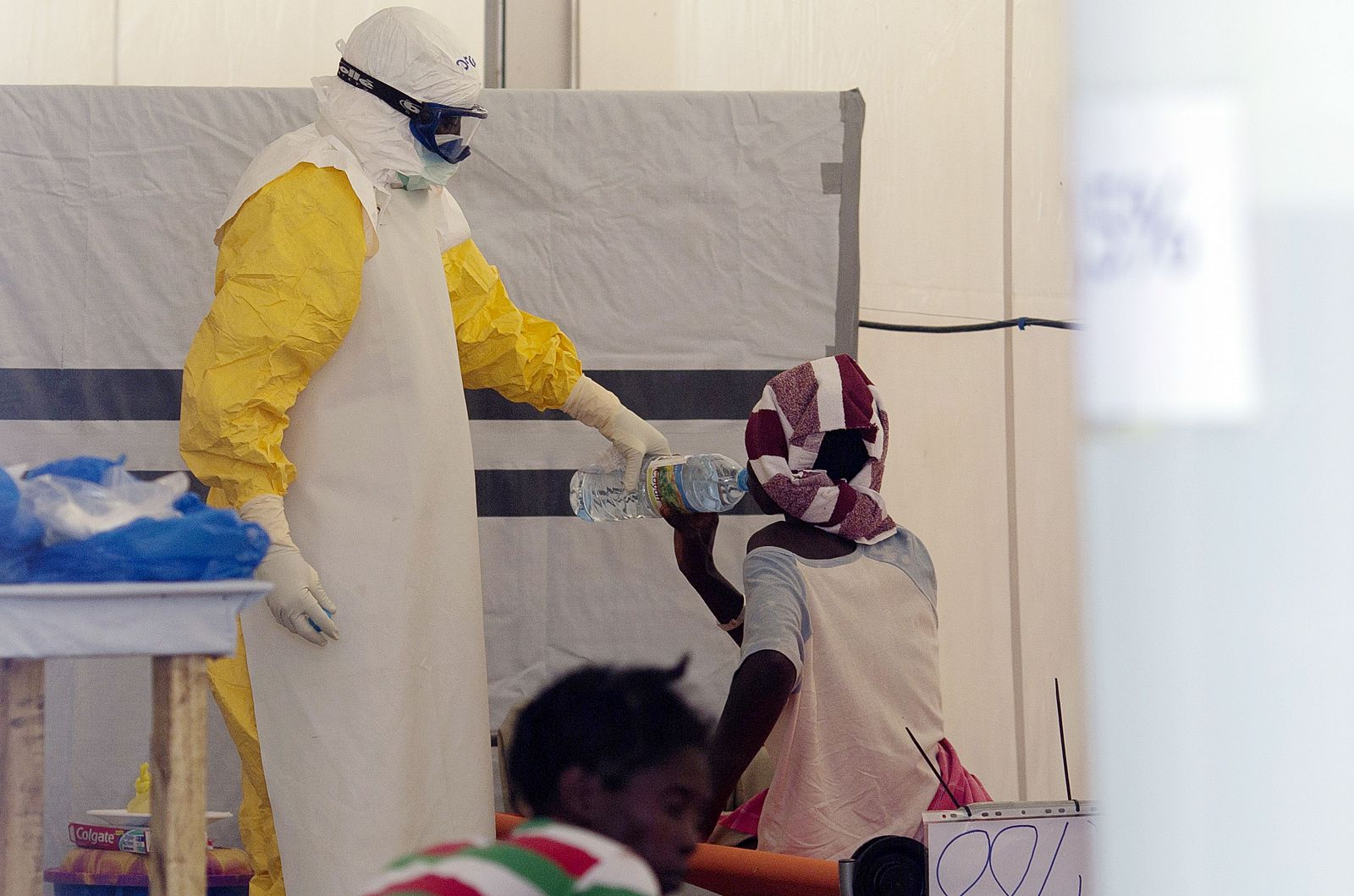 Un enfermero atiende a una paciente afectada por ébola en Macenta, en Guinea