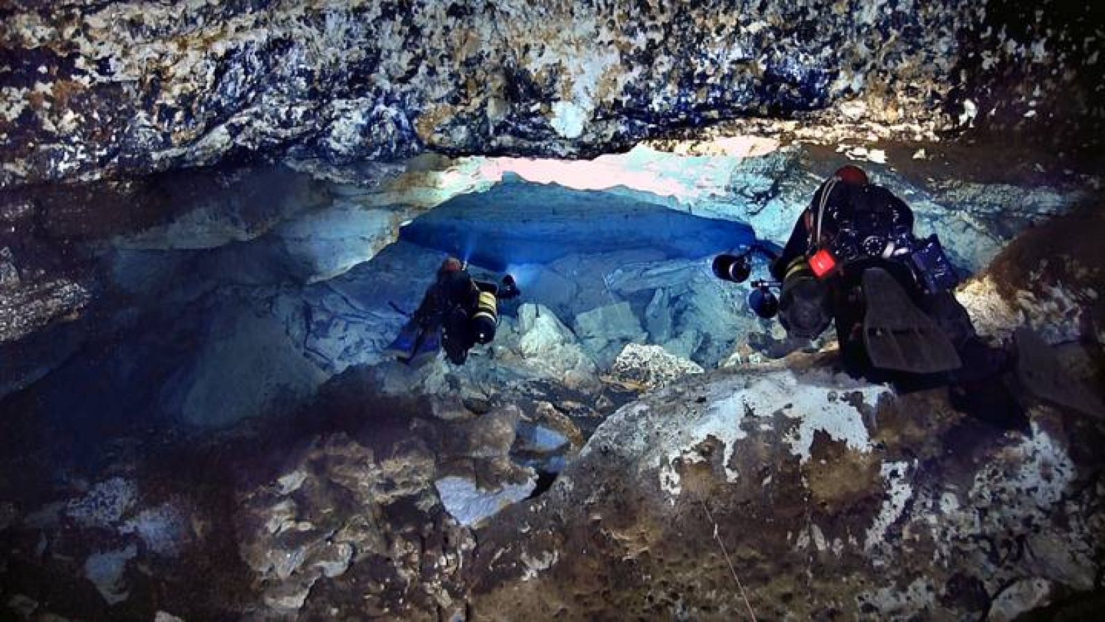  Una actividad de enorme riesgo, pero también de enorme belleza, como es el buceo en cuevas sumergidas