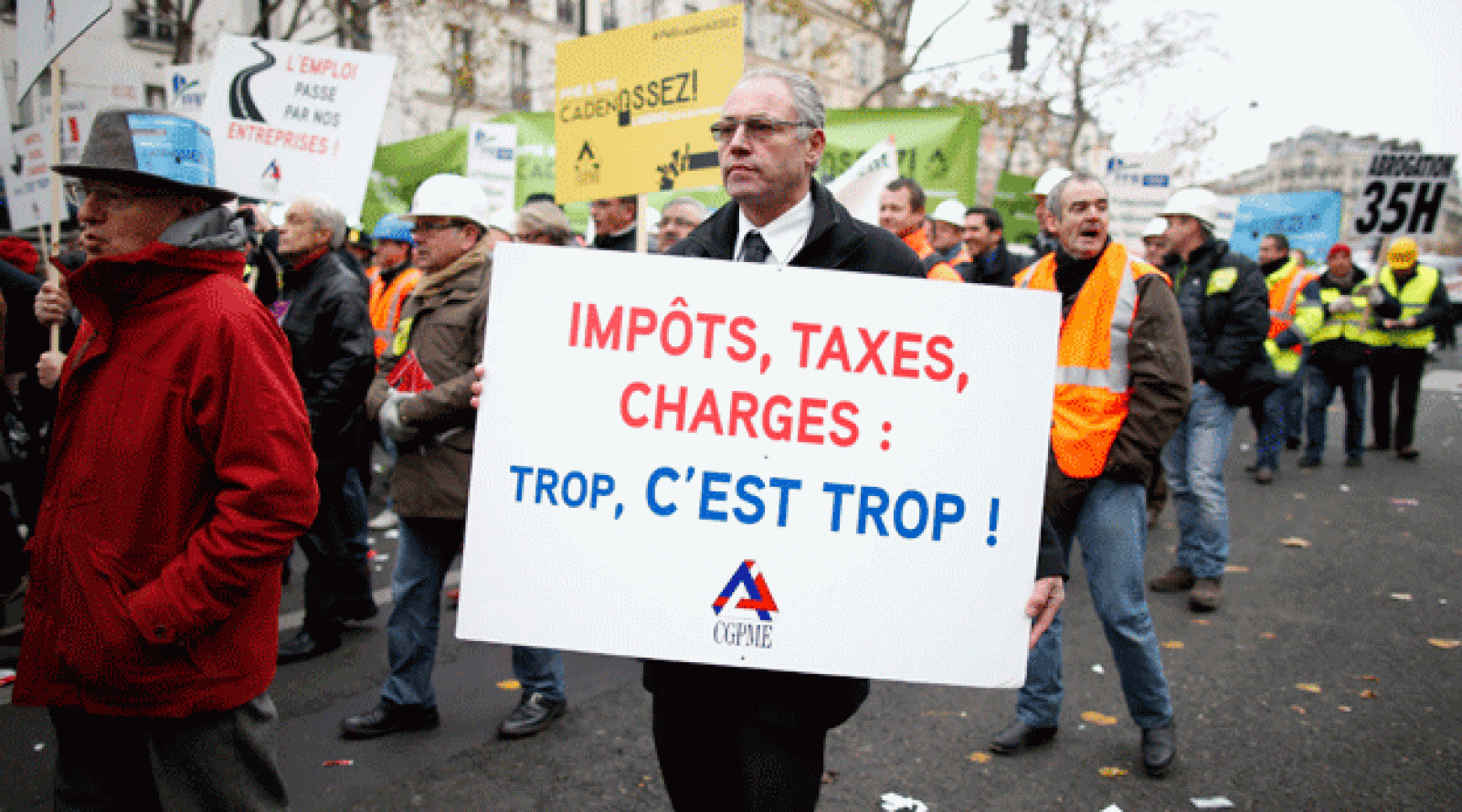 Un manifestante en la protesta de empresarios franceses contra la política del Gobierno