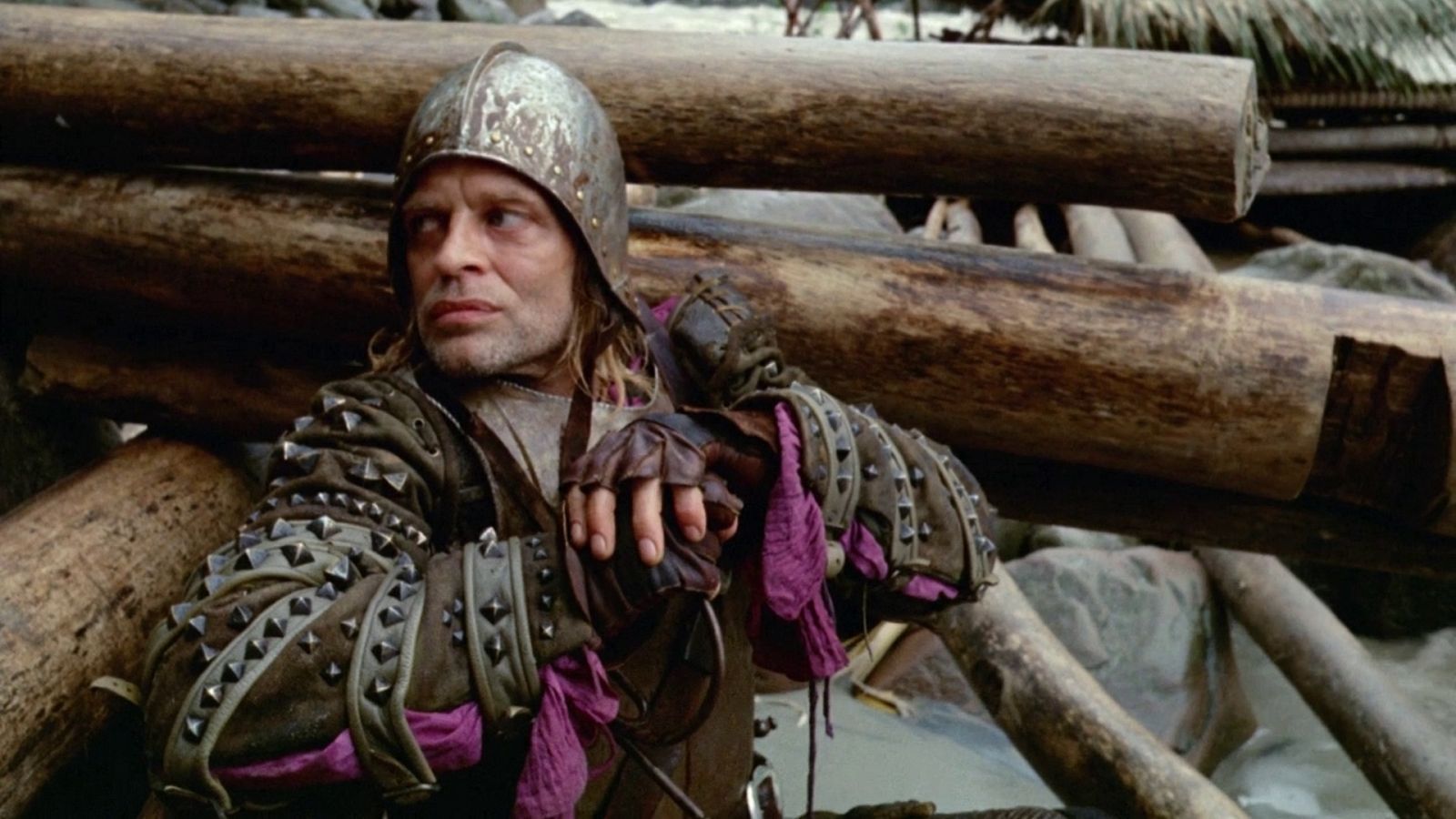 Klaus Kinski en un fotograma de la película elegida para ilustrar la portada del libro, Aguirre, la cólera de dios (1973), de Werner Herzog.