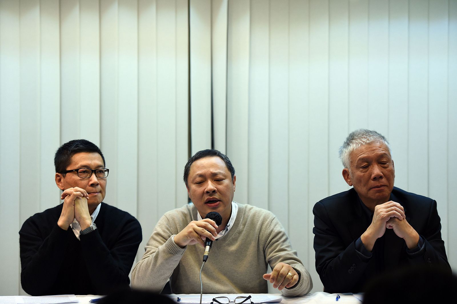 Los fundadores de Occupy Central en Hong Kong, durante la rueda de prensa. De izda. a dcha: Chan Kin-man, Benny Tai y Chu Yiu-ming