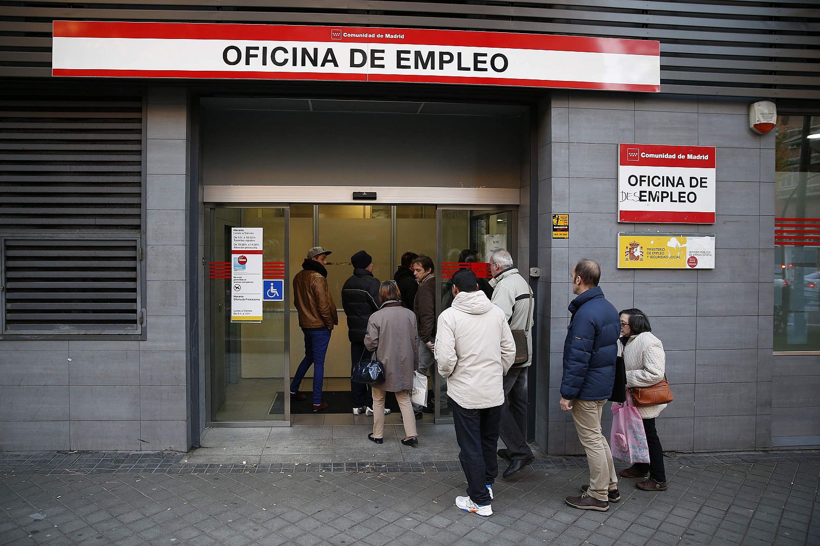 Gente entrando en una oficina de empleo de Madrid