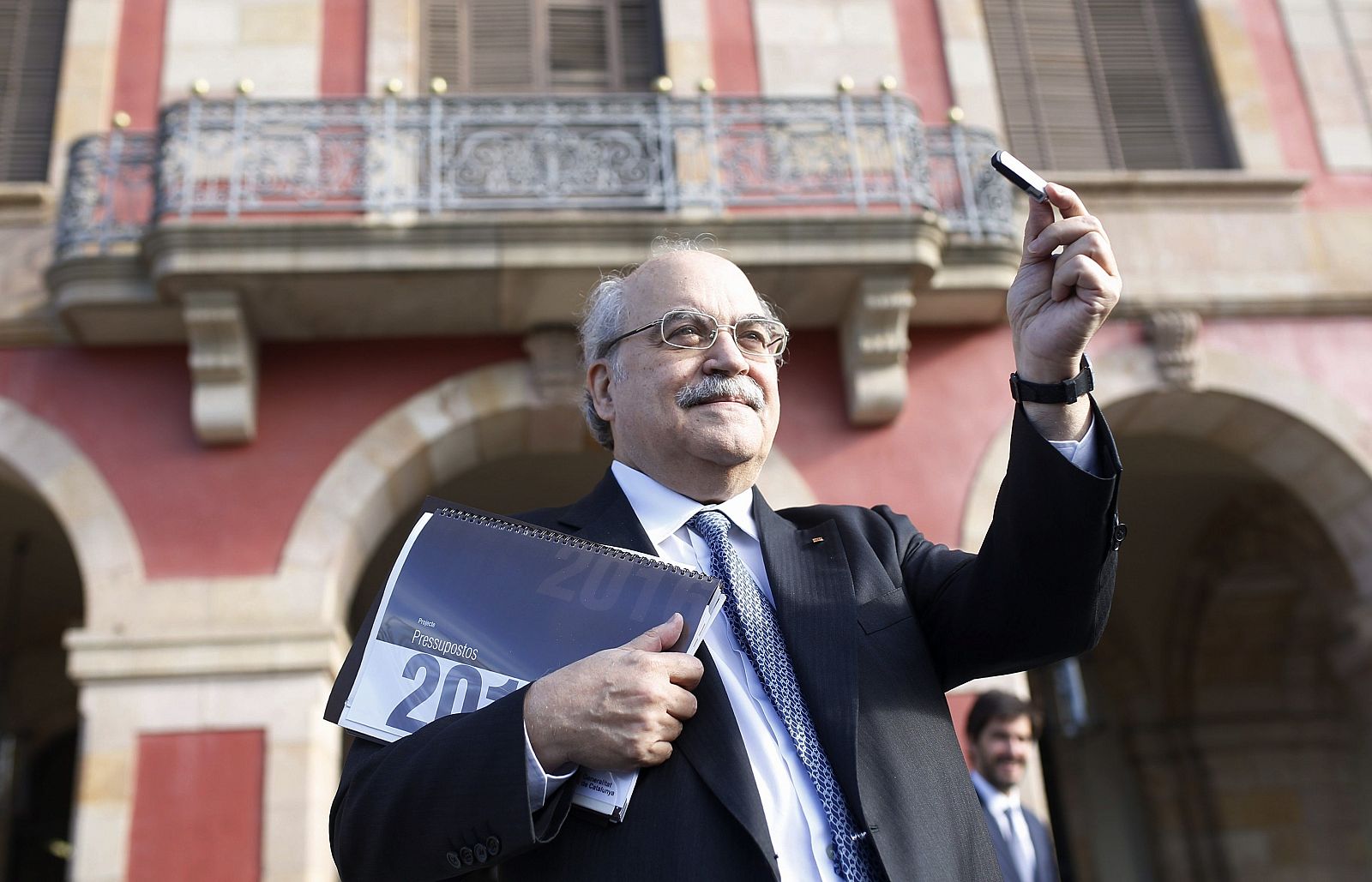 El conseller de Economía de la Generalitat, Andreu Mas-Colell,  llega al Parlament para entregar el proyecto de ley de presupuestos