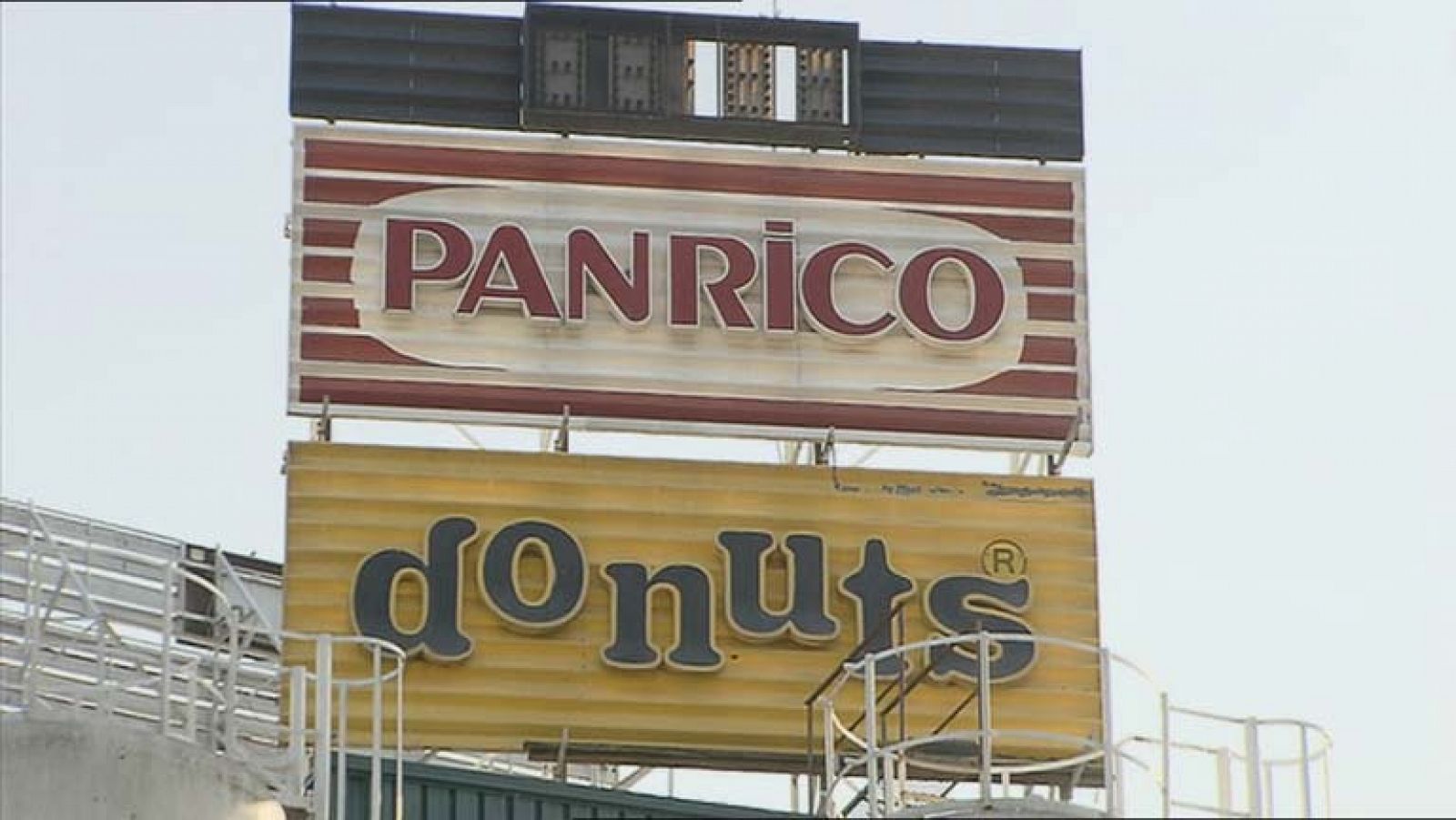 Logos de Panrico y Donuts en la planta barcelonesa de Santa Perpètua