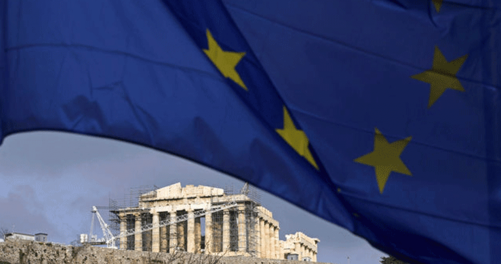 Una bandera europea ondea sobre el Partenón de Atenas