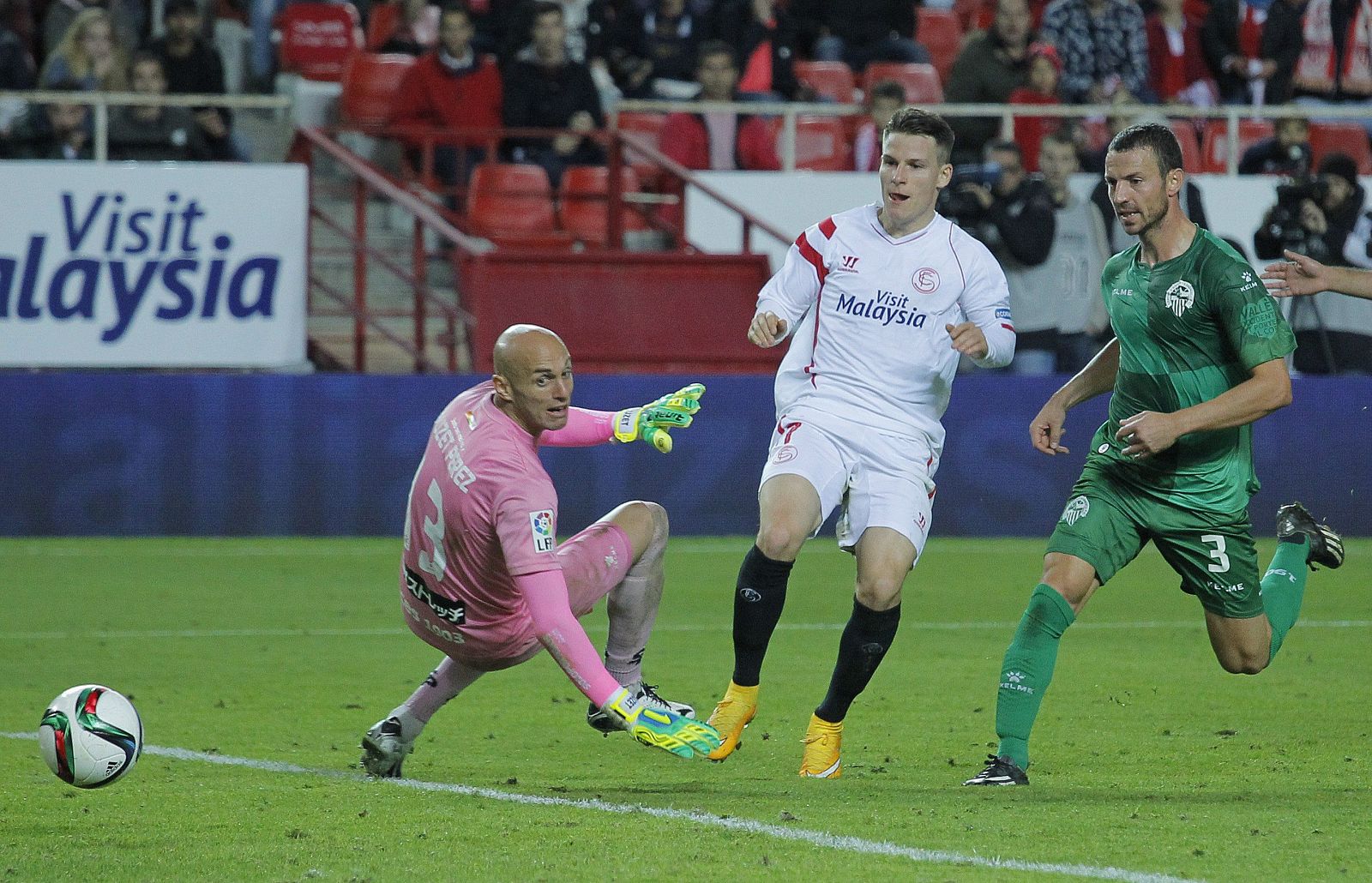 El delantero francés del Sevilla FC Kevin Gameiro (c) lanza a puerta ante los jugadores del Sabadell