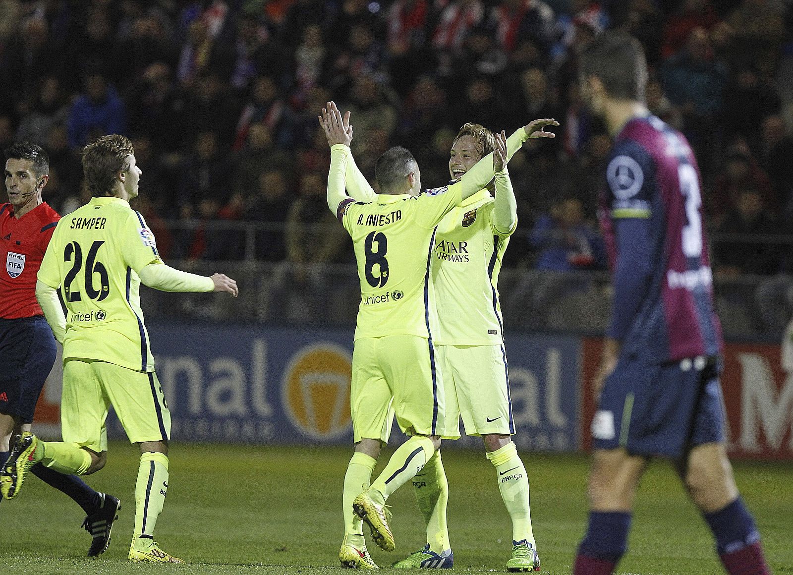 El centrocampista del FC Barcelona, Andrés Iniesta (c),celebra su gol