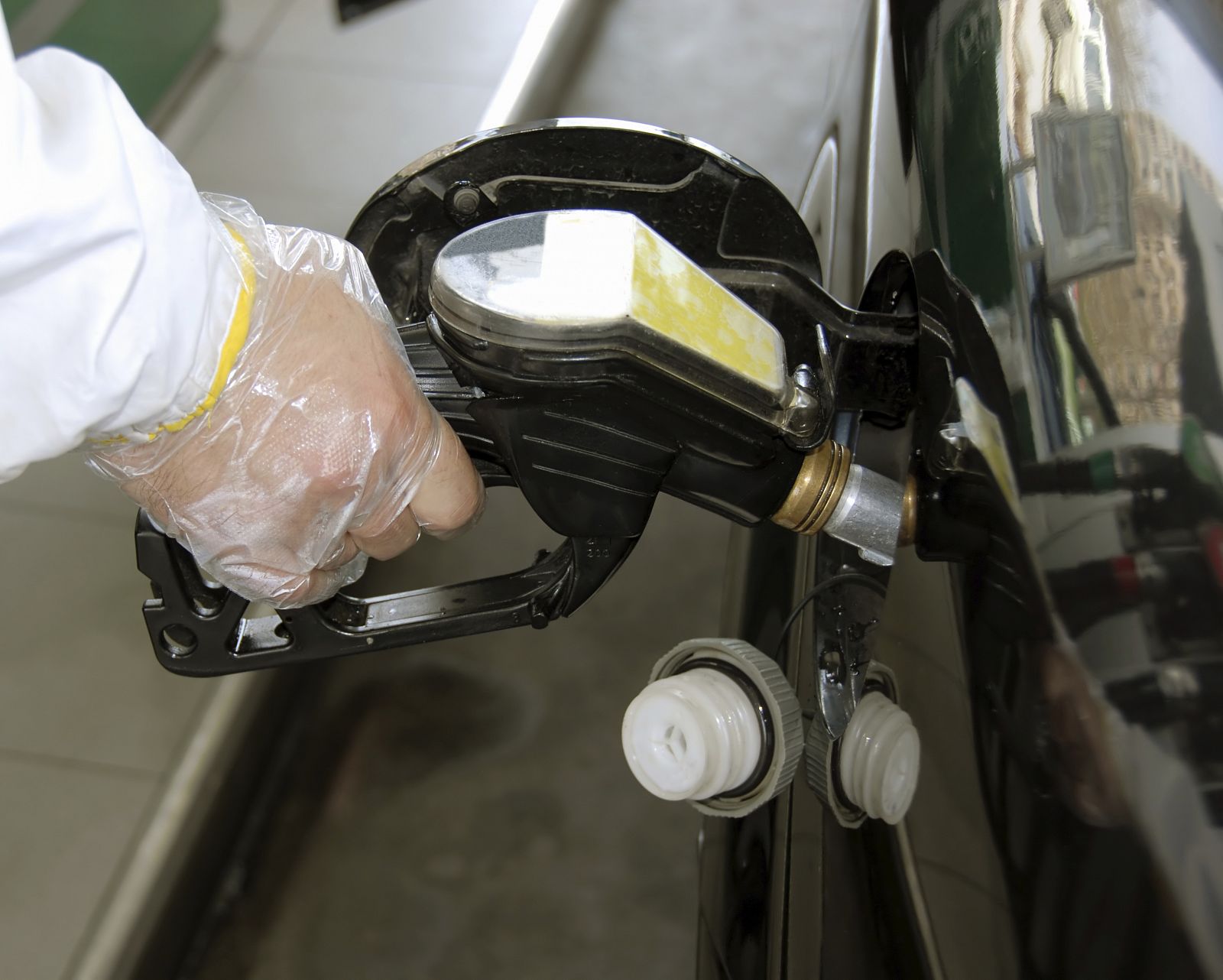 Un usuario llena el depósito de su vehículo en una gasolinera