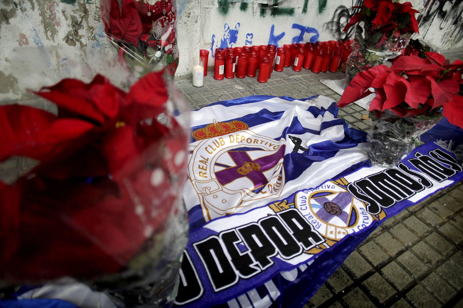 Velas, banderas y flores en el exterior de Riazor en memoria del hincha fallecido.