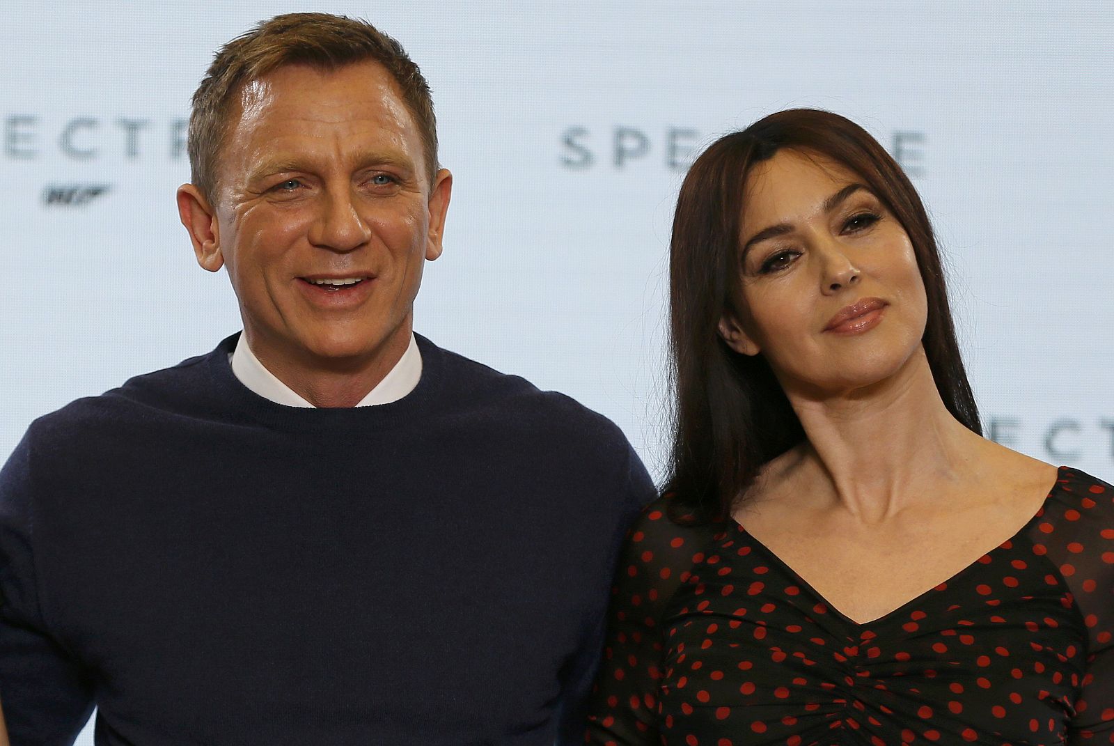 Actors Daniel Craig y Monica Bellucci posan en la presentación de "Spectre"