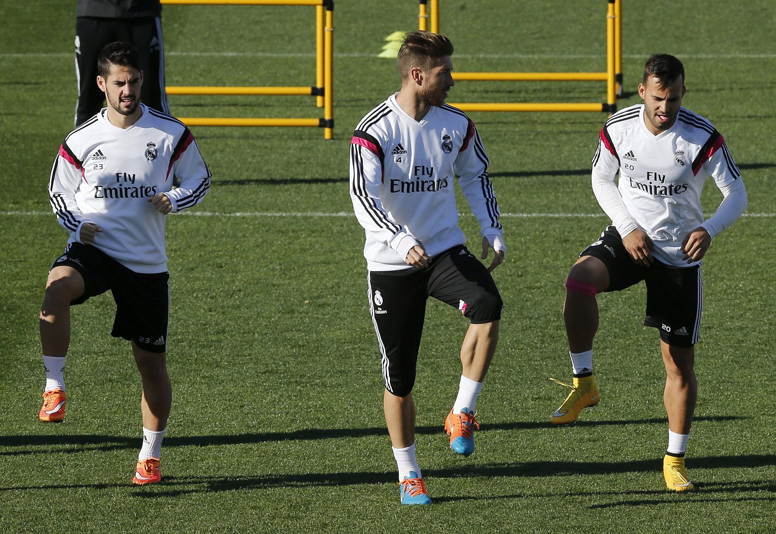 Los jugadores del Real Madrid Isco Alarcón (i), Sergio Ramos (c) y Jesé Rodríguez (d) entrenan en Valdebebas.