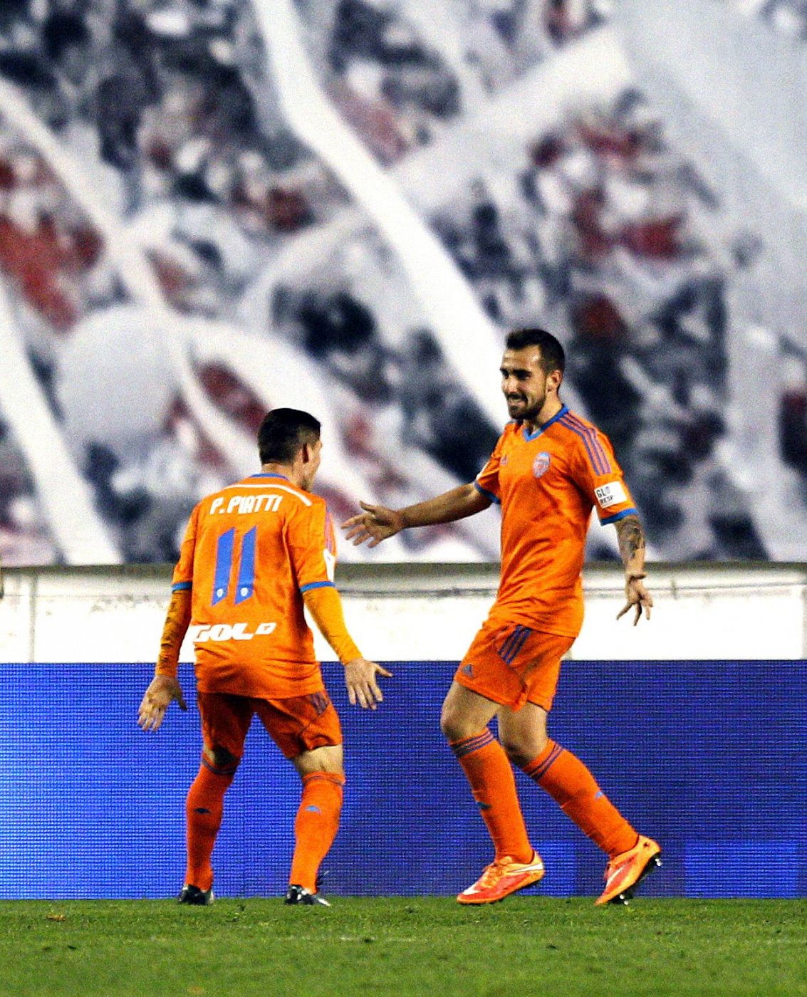 Paco Alcacer (d) y Pablo Piatti celebran el primer gol del equipo valencianista.