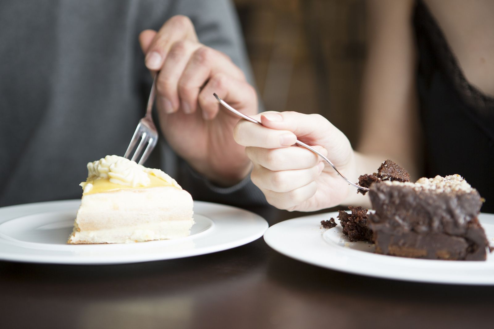 Una pareja comiendo tarta.