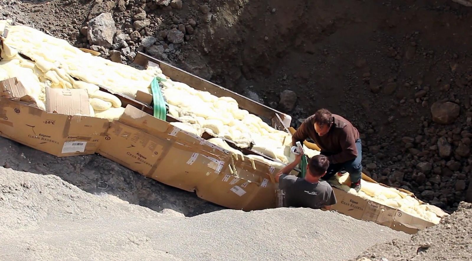 Investigadores preparando la protección del cuello del dinosaurio para su traslado.