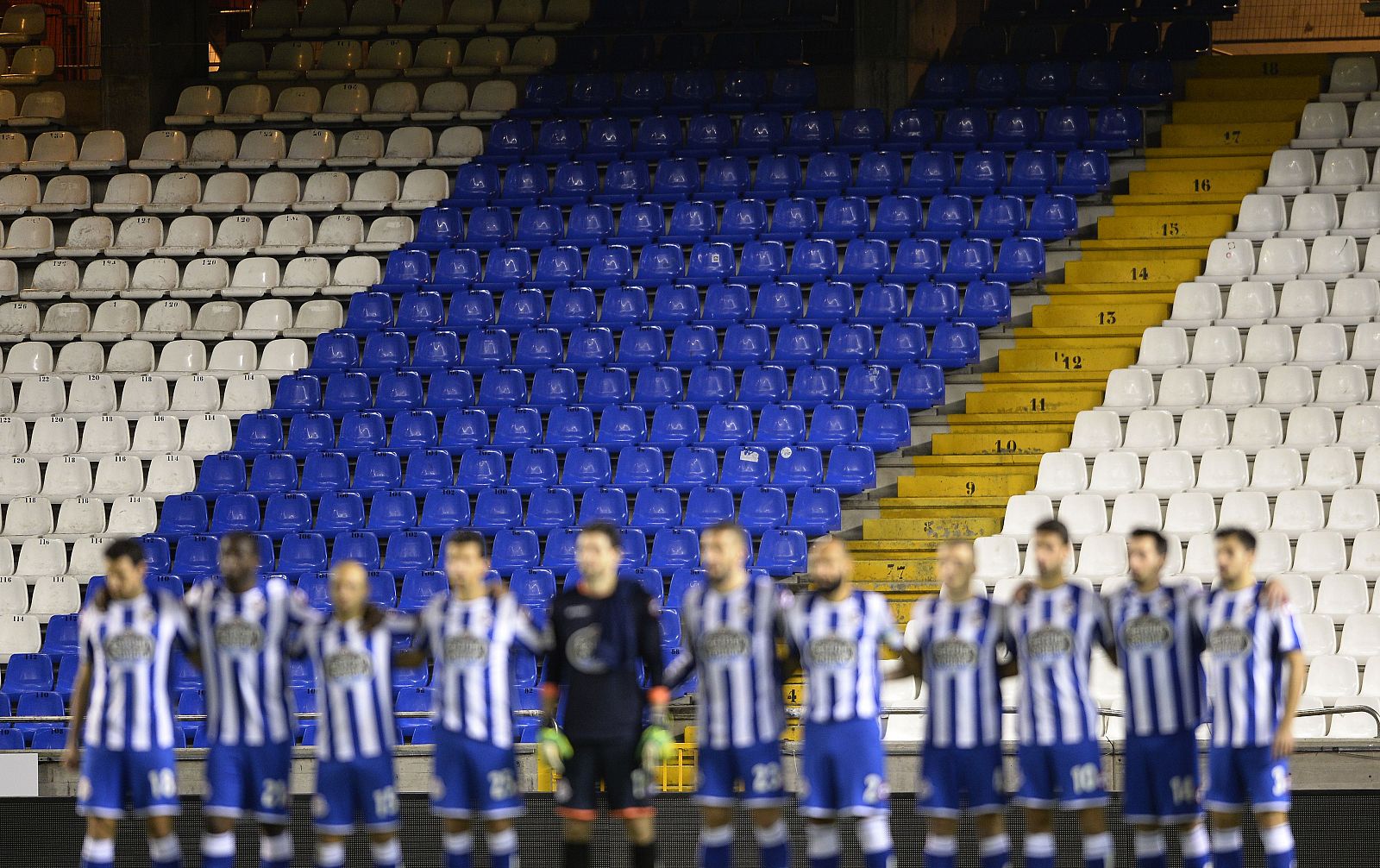 Los jugadores del Deportivo, con la grada vacía en el partido contra el Málaga.