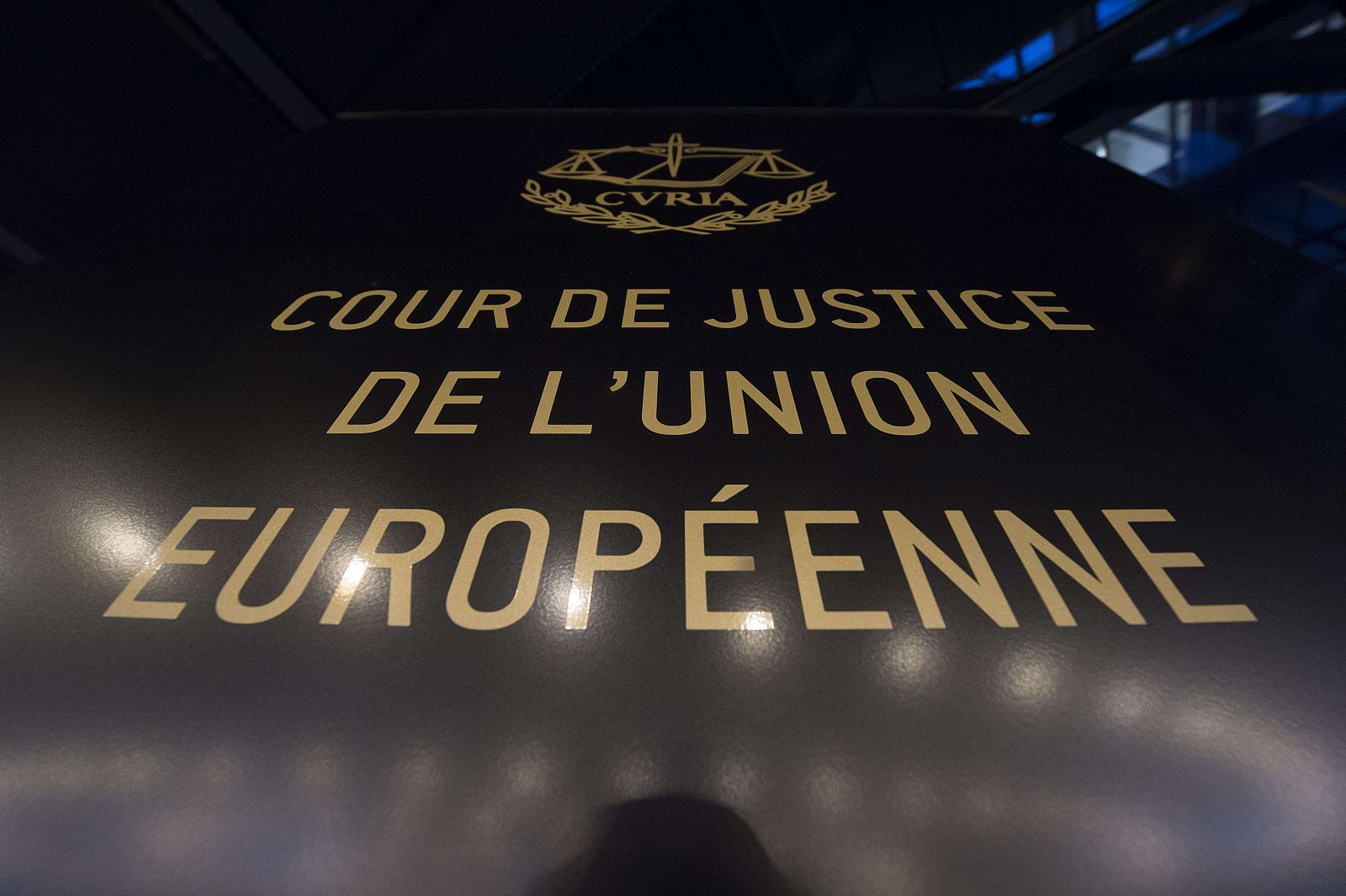 Logo del Tribunal de Justicia de la UE pintado en el suelo de su sede en Luxemburgo