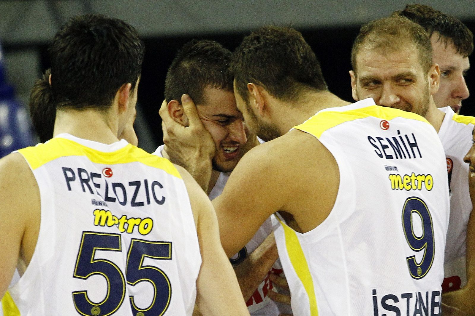 Los jugadores del Fenerbahce felicitan a Nemanja Bjelica durante el partido.