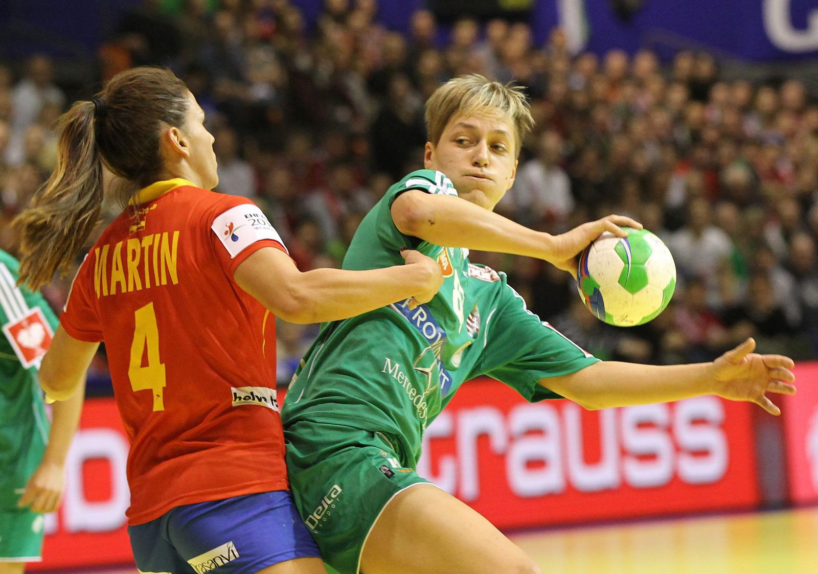 La jugadora húngara Zsuzsanna Tomori (d) disputa el balón con la española Carmen Martín (i).