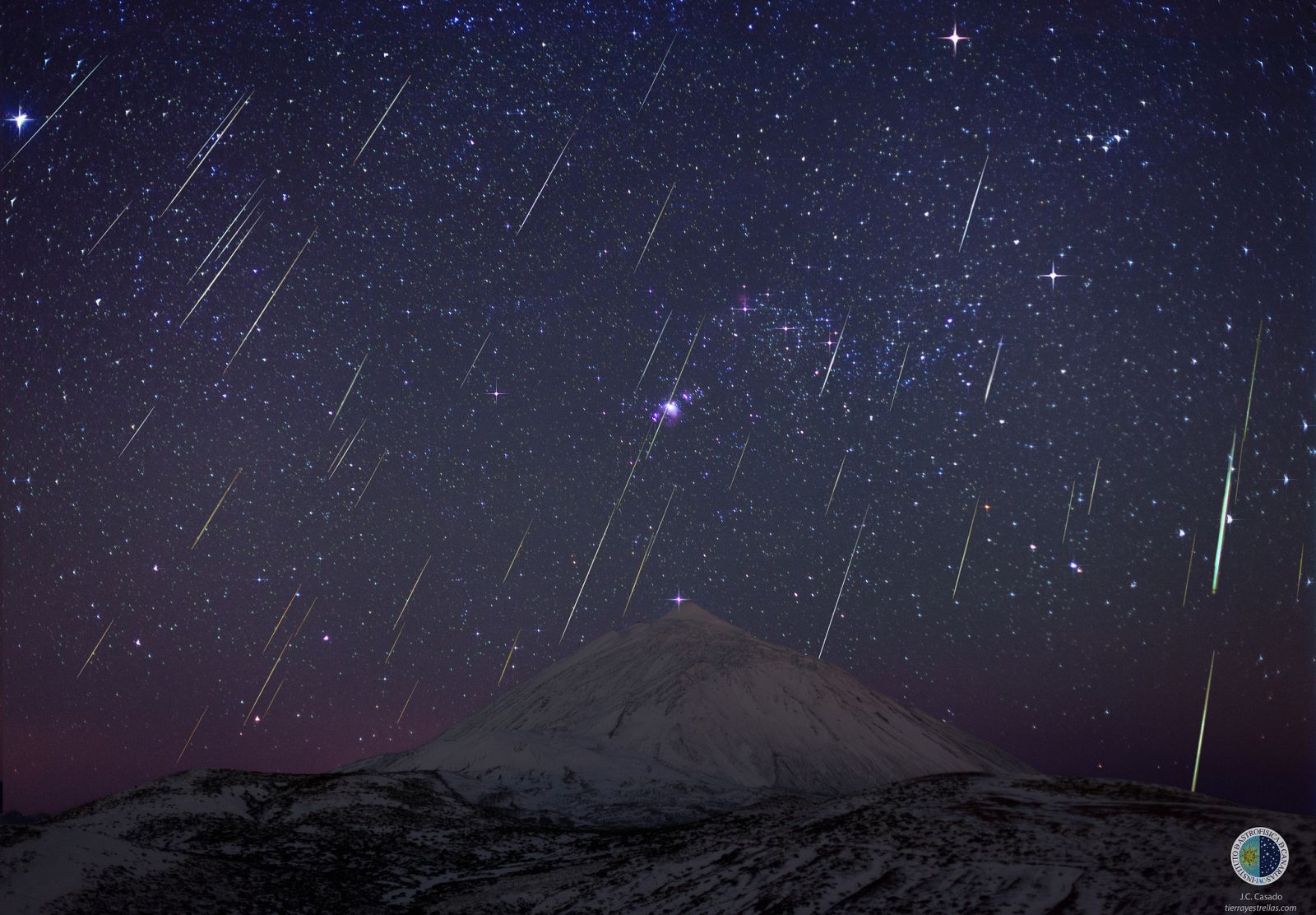 Composición de la lluvia de estrellas fugaces Gemínidas sobre el Teide en 2013.