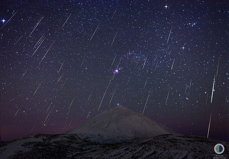 Composición de la lluvia de estrellas fugaces Gemínidas sobre el Teide en 2013.
