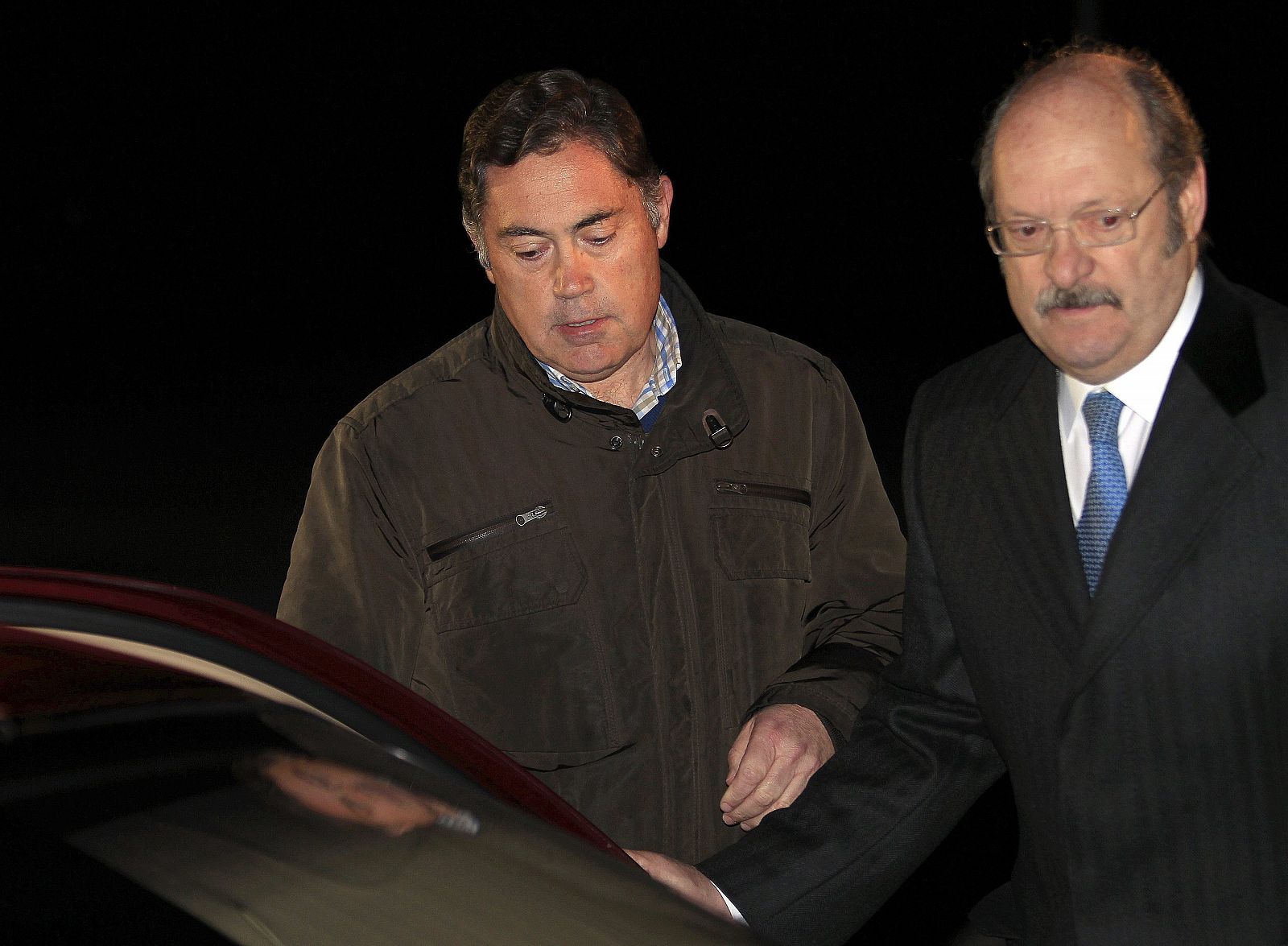 El expresidente de la Diputación de León Marcos Martínez (i) sale de prisión.